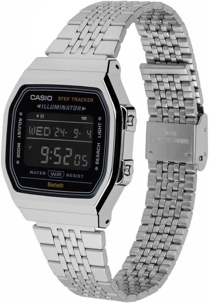 Zegarek Casio z krokomierzem na nadgarstku, metalowa bransoleta, widok z prawej strony z przyciskami