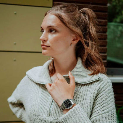 Zegarek z krokomierzem Casio na nadgarstku, metalowa bransoleta i czarny wyświetlacz