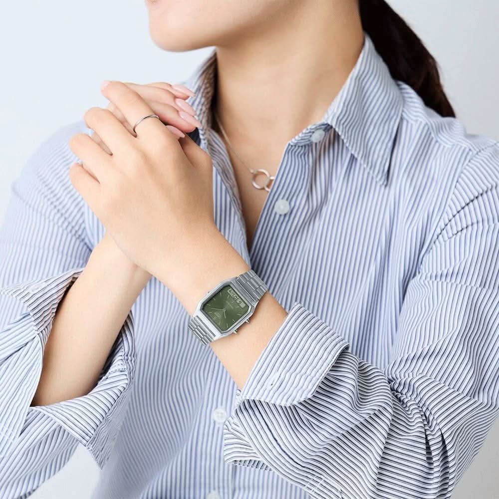 Zegarek Casio Vintage na nadgarstku ze srebrną metalową bransoletą