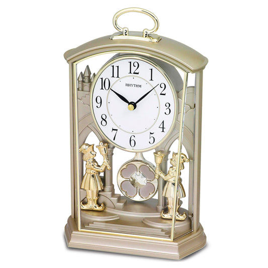 Zegar stołowy w kolorze szampana z szklanym frontem, okrągłą tarczą i ozdobną obudową wahadła