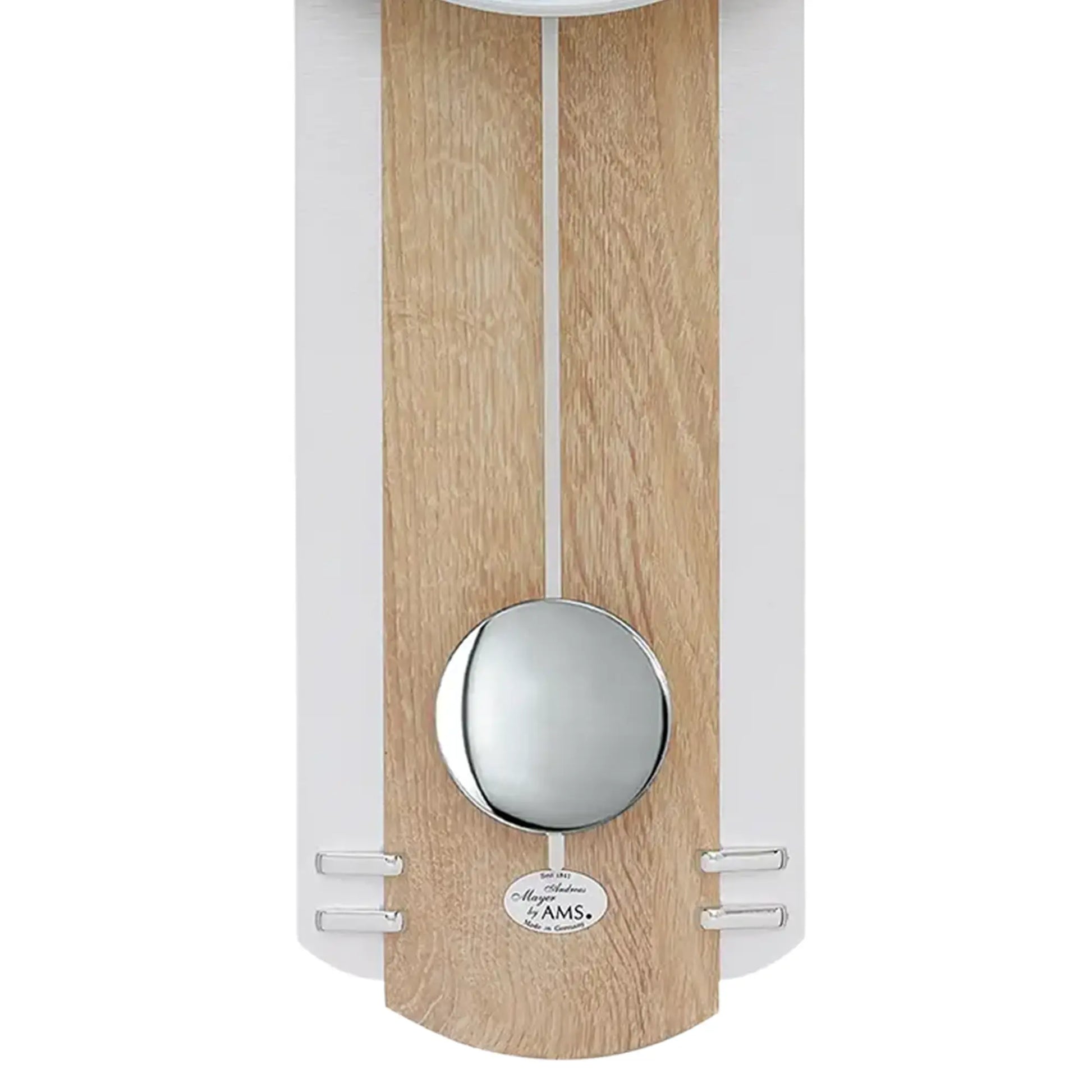Wanduhr mit hellem Holzgehäuse und silbernem Pendelgewicht am runden Stab