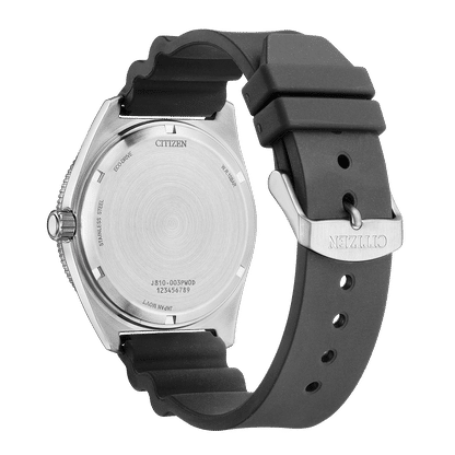 Tył zegarka męskiego Citizen Eco-Drive ze srebrną kopertą i czarnym silikonowym paskiem