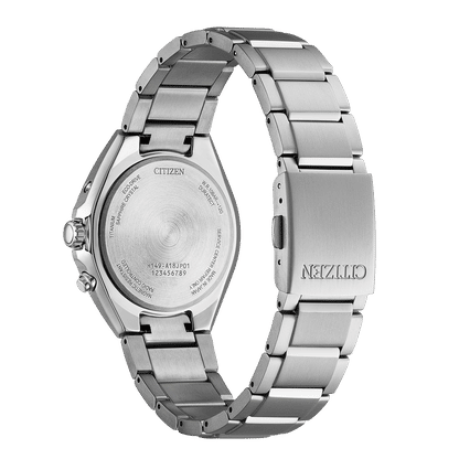Citizen Super Titanium Armbanduhr Gehäuseansicht mit silbernem Edelstahlarmband und Rückseite