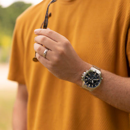 Zegarek męski Casio EDIFICE na nadgarstku, niebieska tarcza i stalowa bransoleta.