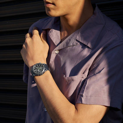 Zegarek męski Casio Edifice z czarną bransoletą na nadgarstku, tarcza chronografu