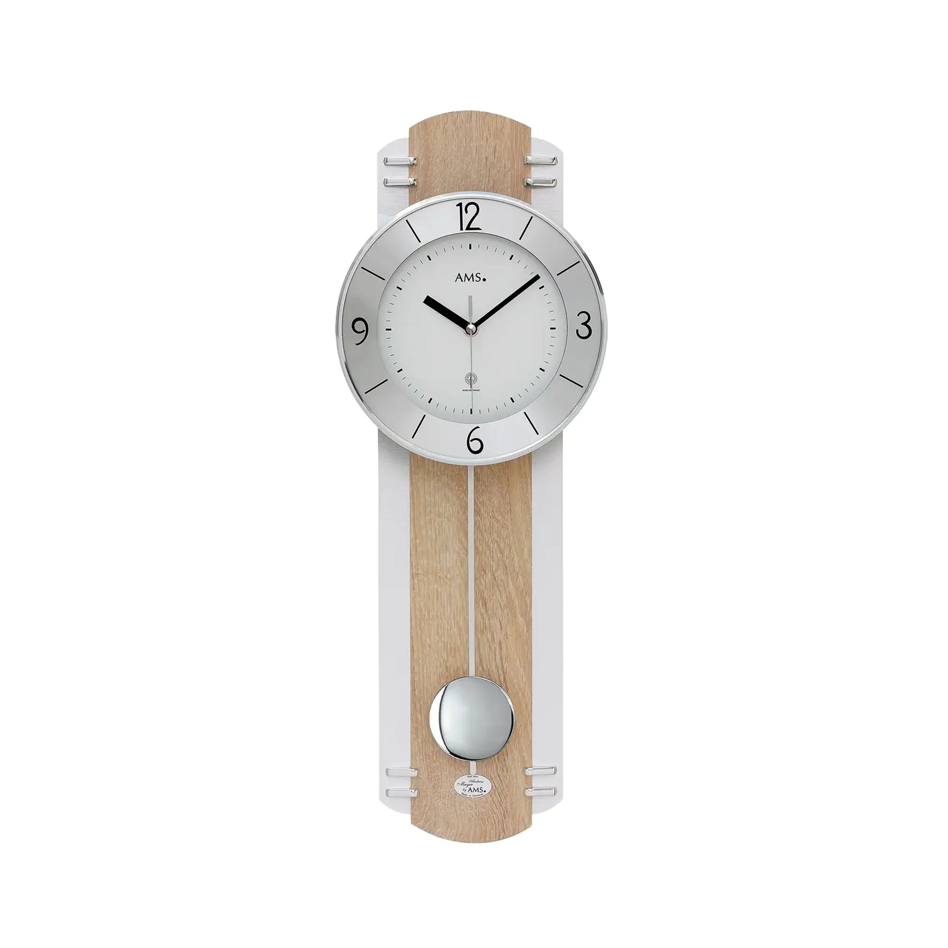 Wanduhr mit rundem silbernem Zifferblatt, Holzpendel und Metallhalterungen