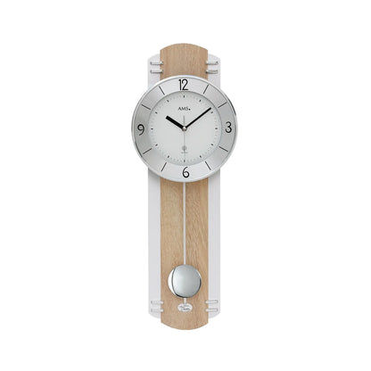 Wanduhr mit rundem silbernem Zifferblatt, Holzpendel und Metallhalterungen