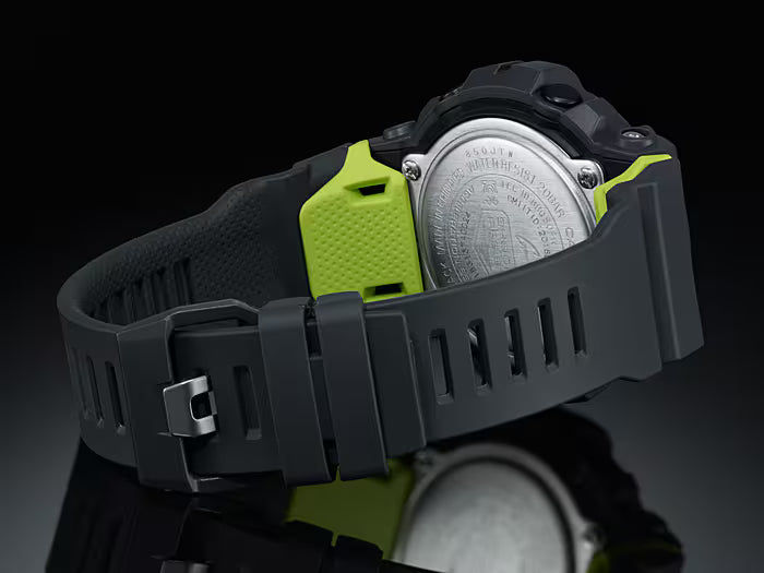 Tył zegarka G-Shock, srebrny dekiel z zielonymi bokami.