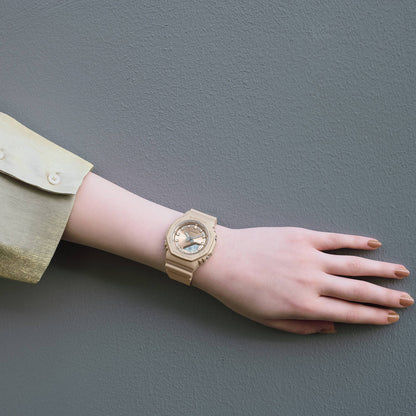 Zegarek damski G-Shock na nadgarstku, pasek z żywicy w kolorze piaskowym, tarcza analogowo-cyfrowa