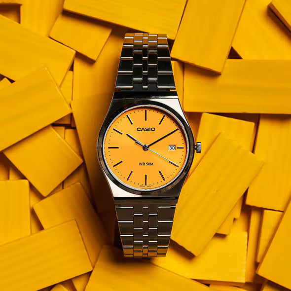 Męski zegarek Casio ze srebrną metalową bransoletą, czarną tarczą i datownikiem