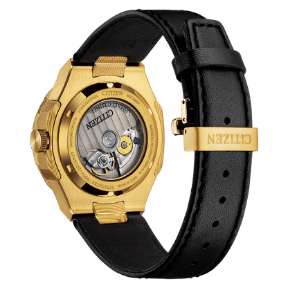 Armbanduhr-Rückansicht: sichtbares Uhrwerk unter Glas, goldfarbenes Gehäuse, schwarzes Lederband.