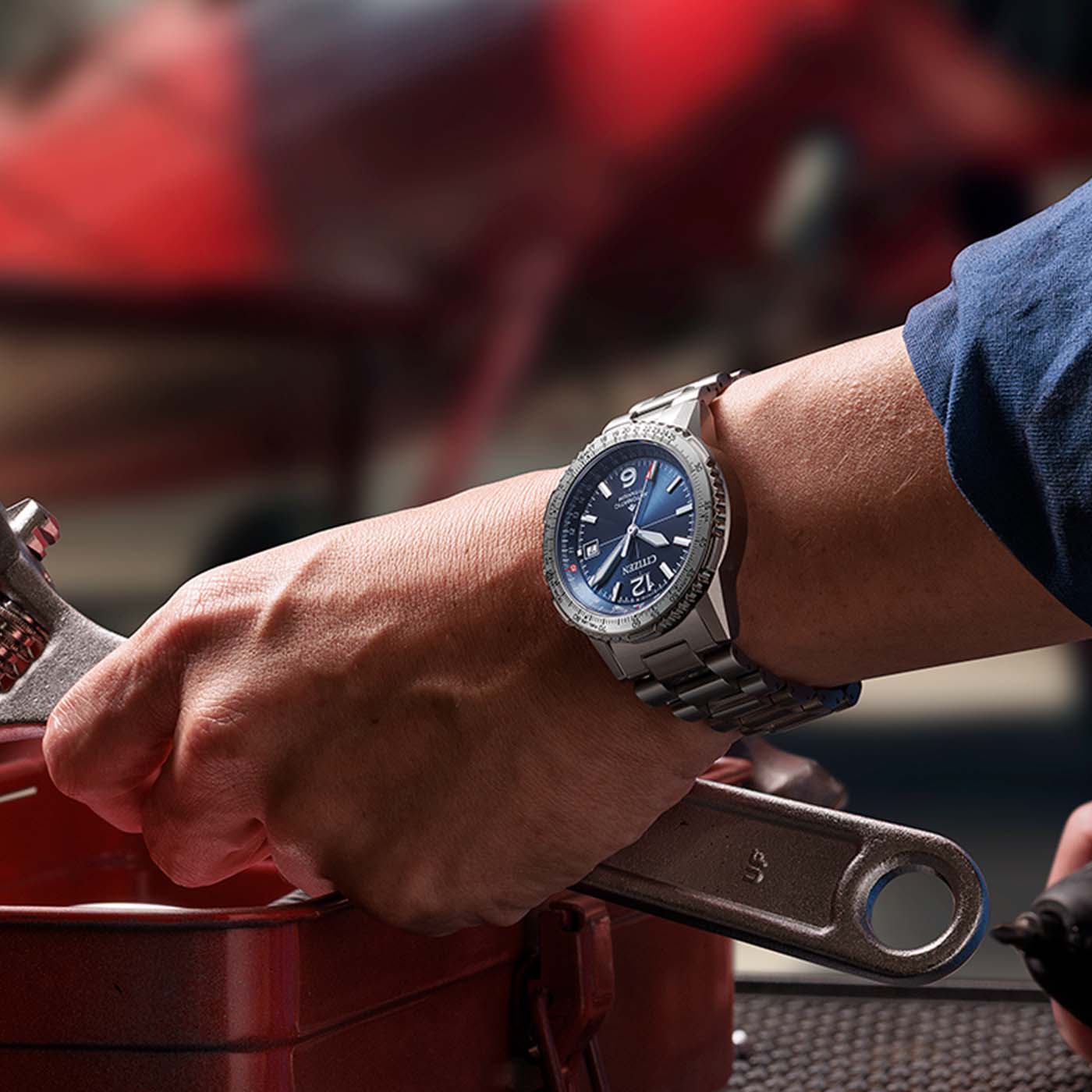 Citizen Promaster Sky Navihawk Herrenarmbanduhr am Handgelenk, blaues Zifferblatt