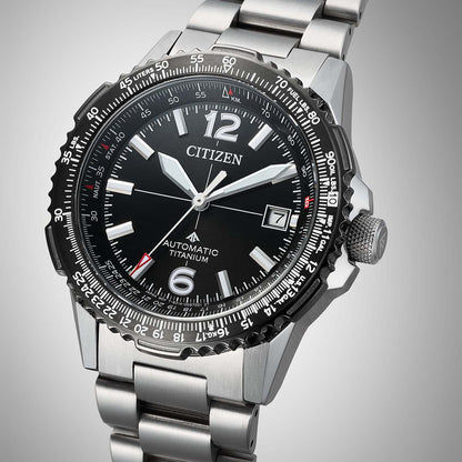 Citizen Herrenarmbanduhr frontal, schwarzes Zifferblatt mit Datumsfenster und silbernem Band