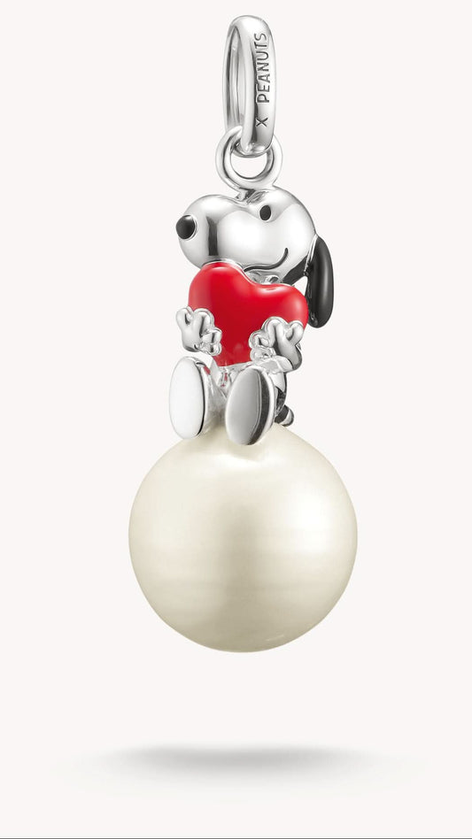 Wisiorek z recyklingowanego srebra próby 925 ze Snoopy'm w czerwonym szaliku w serca na kuli śnieżnej