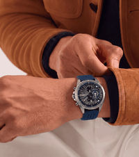 Police Herren-Chronograph am Handgelenk mit blauem Silikonband, dunklem Zifferblatt.