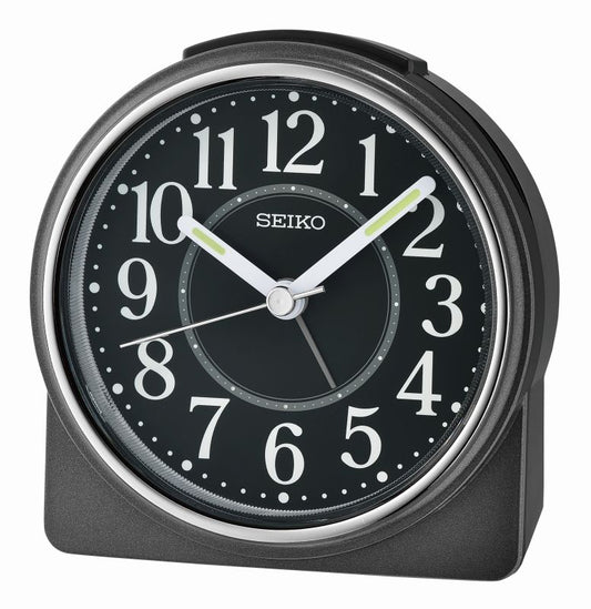 Schwarzer Seiko-Wecker mit analogem Zifferblatt, großen Zahlen und Zeigern