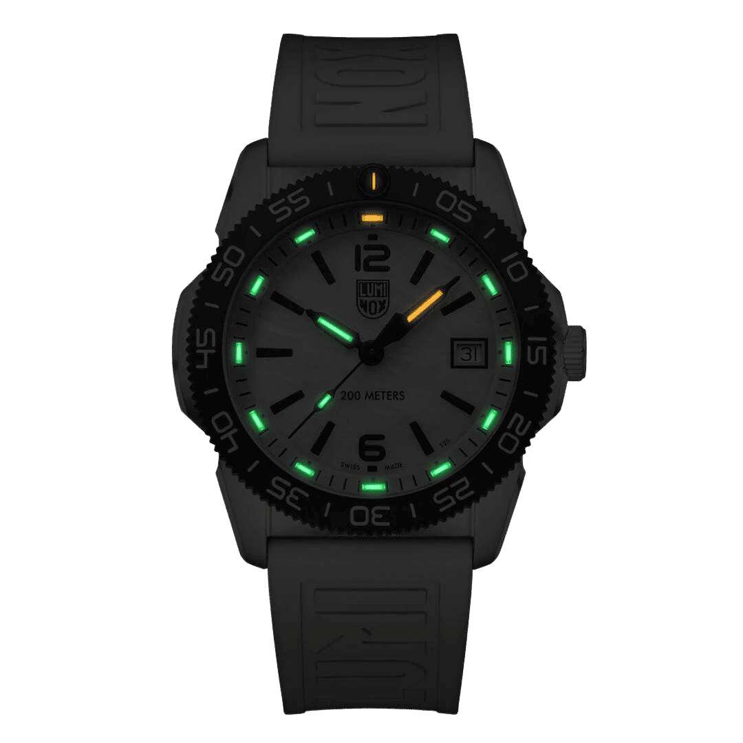Luminox Herrenarmbanduhr mit schwarzem Zifferblatt, Leuchtmarkierungen und schwarzem Kautschukarmband