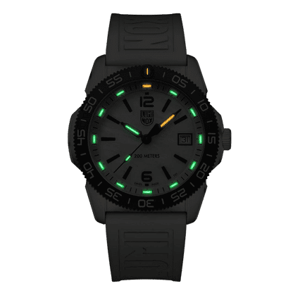 Luminox Herrenarmbanduhr mit schwarzem Zifferblatt, Leuchtmarkierungen und schwarzem Kautschukarmband