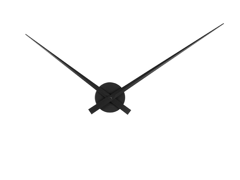 Zegar ścienny z czarną tarczą i trzema długimi wskazówkami, ażurowy design