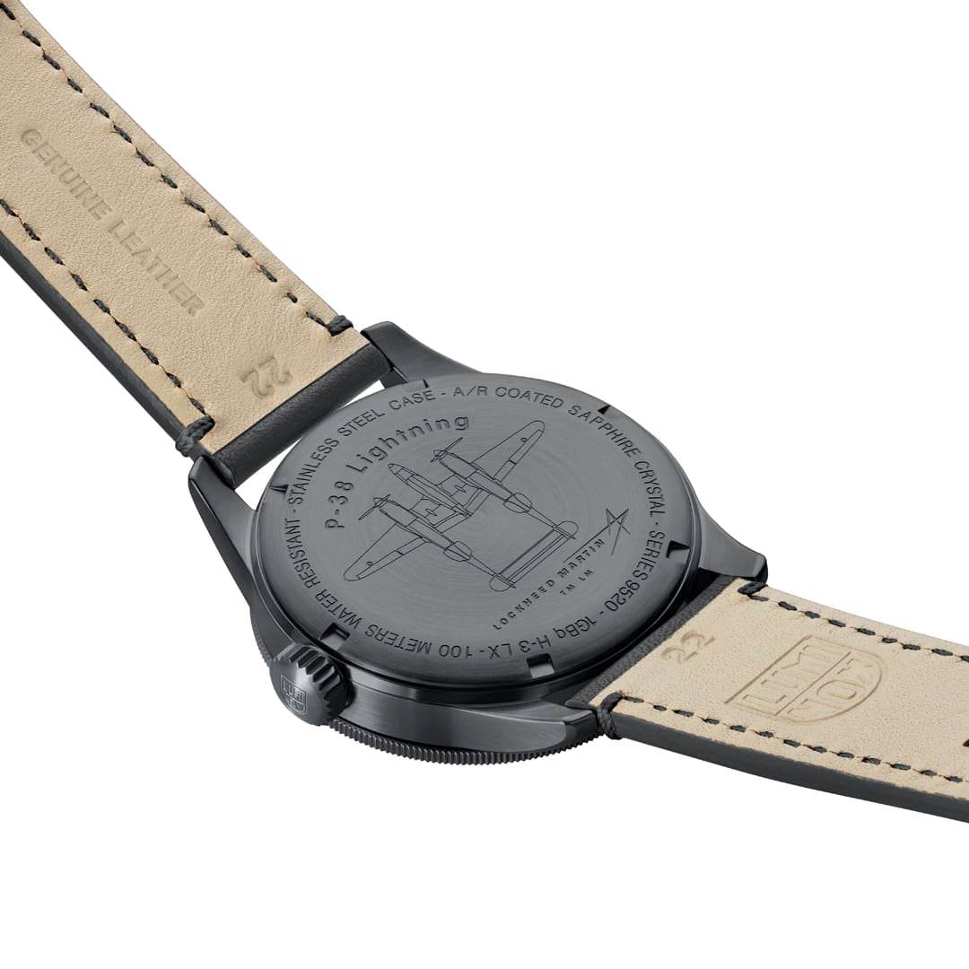 Luminox Herrenuhr mit geprägter Gehäuseboden-Gravur und beigem Lederarmband
