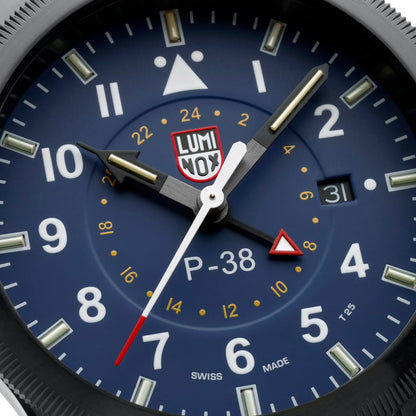 Luminox P-38 Lightning Zifferblatt mit LUMINOX-Logo, GMT-24h-Anzeige und Leuchtmarken