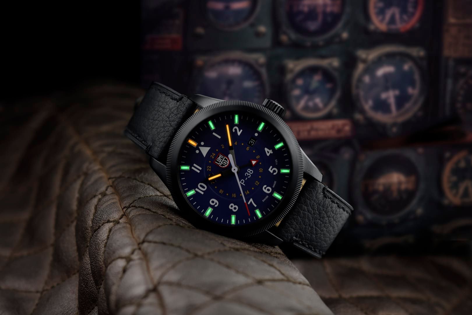 Luminox Herrenuhr P-38 Lightning am Handgelenk mit leuchtenden Zeigern
