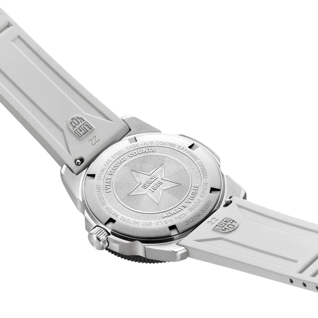 Rückseite der Luminox Herrenarmbanduhr mit Prägung auf dem Edelstahlboden