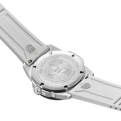 Rückseite der Luminox Herrenarmbanduhr mit Prägung auf dem Edelstahlboden