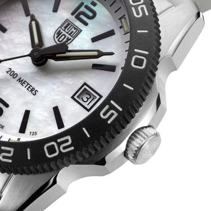 Detailansicht Luminox Herrenarmbanduhr: Krone, geprägte Lünette und Zifferblatt mit Leuchtmarken