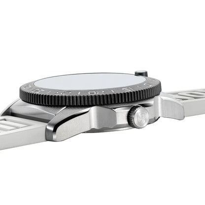 Luminox Herrenarmbanduhr von der Seite: Edelstahlgehäuse, gerändelte Lünette und Armbandglieder