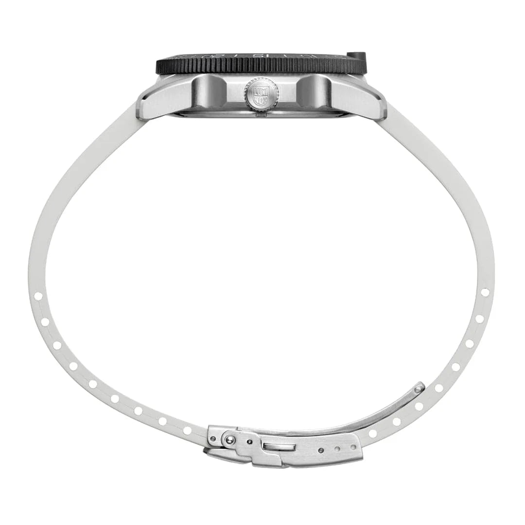 Herrenarmbanduhr mit silbernem Edelstahlarmband, Ansicht von Schließe und Bandgliedern