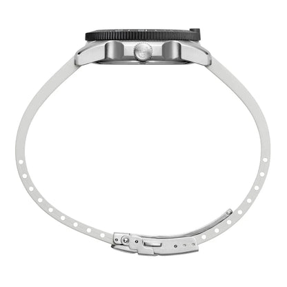 Herrenarmbanduhr mit silbernem Edelstahlarmband, Ansicht von Schließe und Bandgliedern