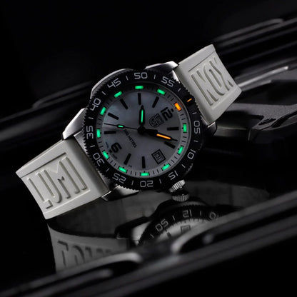 Luminox Herrenarmbanduhr mit hellem Zifferblatt und Leuchtmarkierungen, Metallgliederarmband