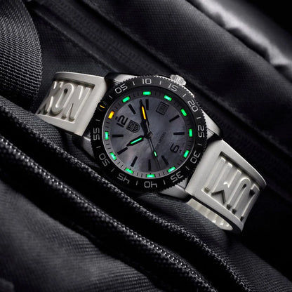 Luminox Herrenarmbanduhr in Nahaufnahme mit weißem Zifferblatt und Leuchtmarkierungen am Metallgehäuse