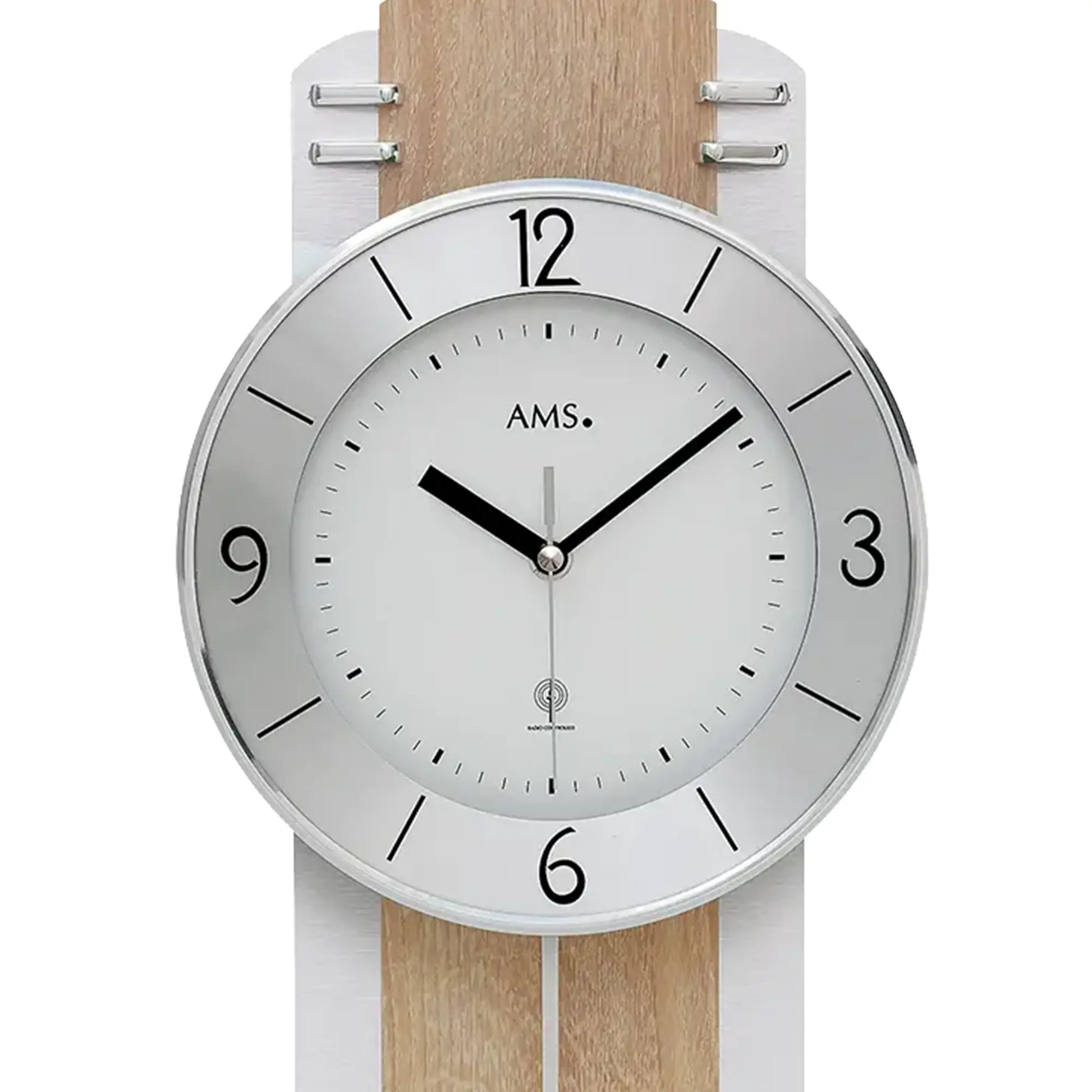 Nahaufnahme der Wanduhr: silbernes Zifferblatt mit schwarzen Zeigern und AMS-Logo