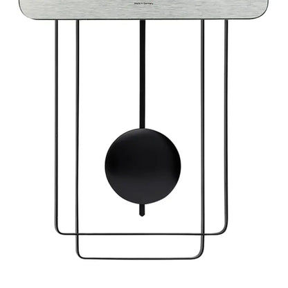 Wanduhr mit schwarzem Pendelknopf und Metallrahmen, rechteckiges Gehäuse