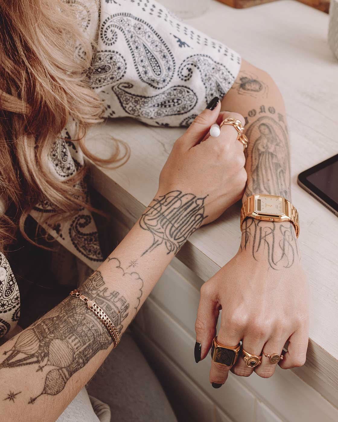 Zegarek Casio ze złotą metalową bransoletą i małym cyfrowym wyświetlaczem na nadgarstku.