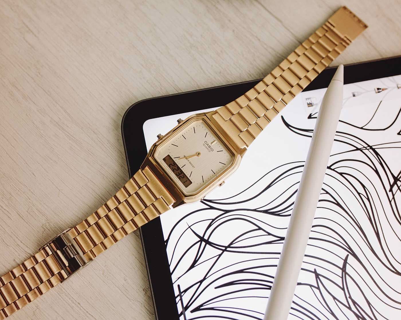 Zegarek damski Casio ze złotą metalową bransoletą, prostokątną tarczą i analogowym wyświetlaczem.