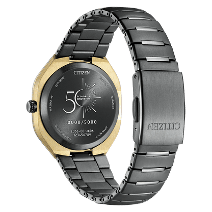 Herren-Armbanduhr Rückseite mit schwarzem Gehäuse, goldfarbener Einfassung und schwarzem Band