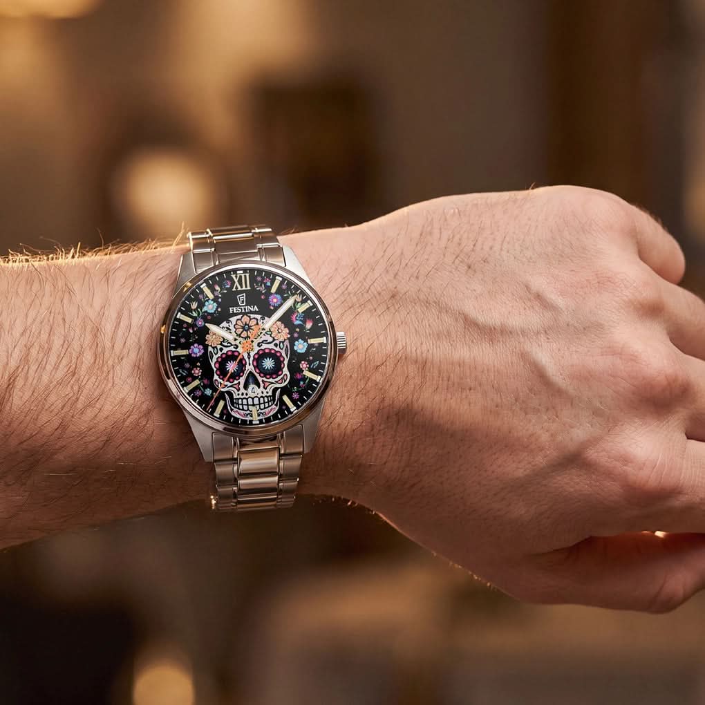 Festina Herrenarmbanduhr mit schwarzem Zifferblatt und silbernem Metallarmband am Handgelenk