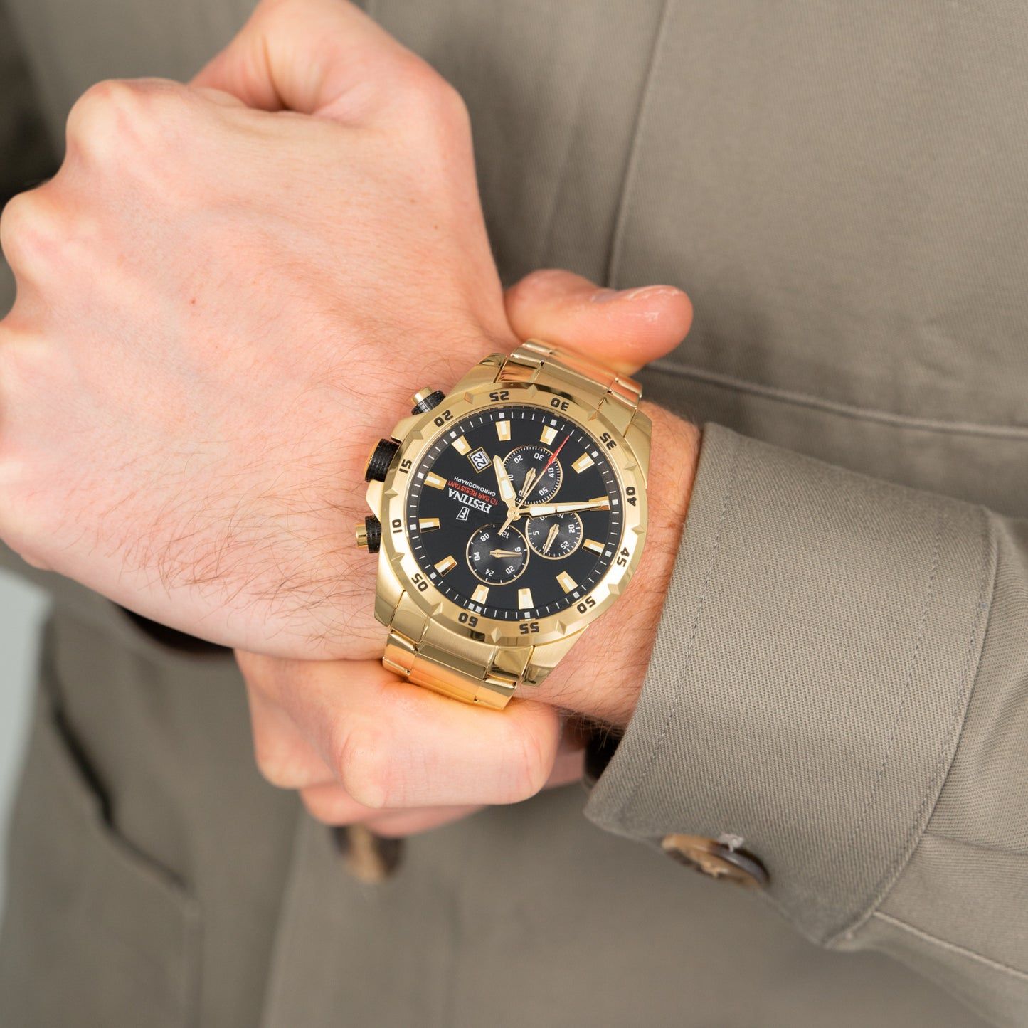 Męski zegarek chronograf na nadgarstku, złota bransoleta, czarna tarcza z subtarczami