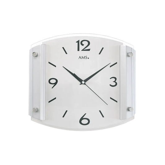 AMS Wanduhr mit rundem silbernem Rahmen, weißem Zifferblatt, schwarzen Zeigern und Mineralglas.