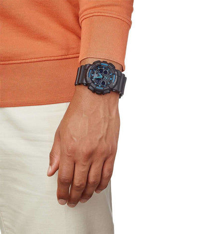 Zegarek męski Casio G-Shock na nadgarstku, czarna koperta z niebieskim wyświetlaczem