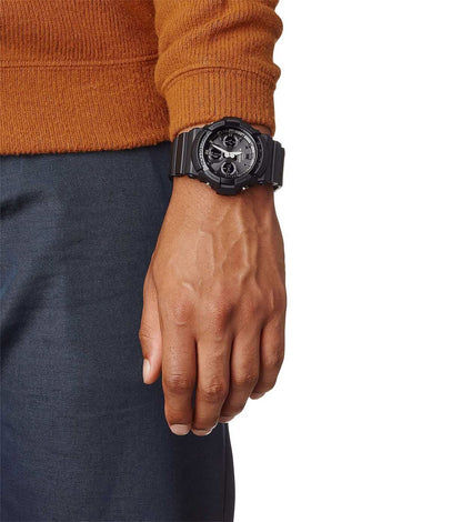 Zegarek męski Casio G-Shock na nadgarstku, czarny pasek i ciemna tarcza