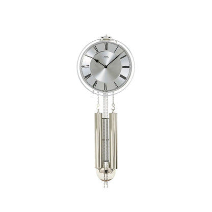 Silberne Wanduhr mit rundem Zifferblatt und zwei Pendelsäulen mit Ketten