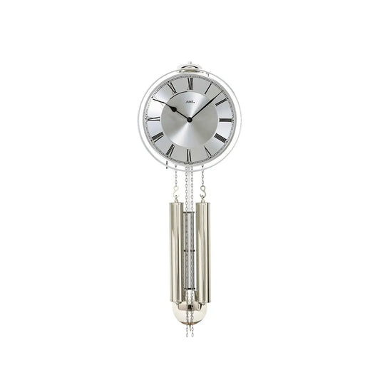 Silberne Wanduhr mit rundem Zifferblatt und zwei Pendelsäulen mit Ketten