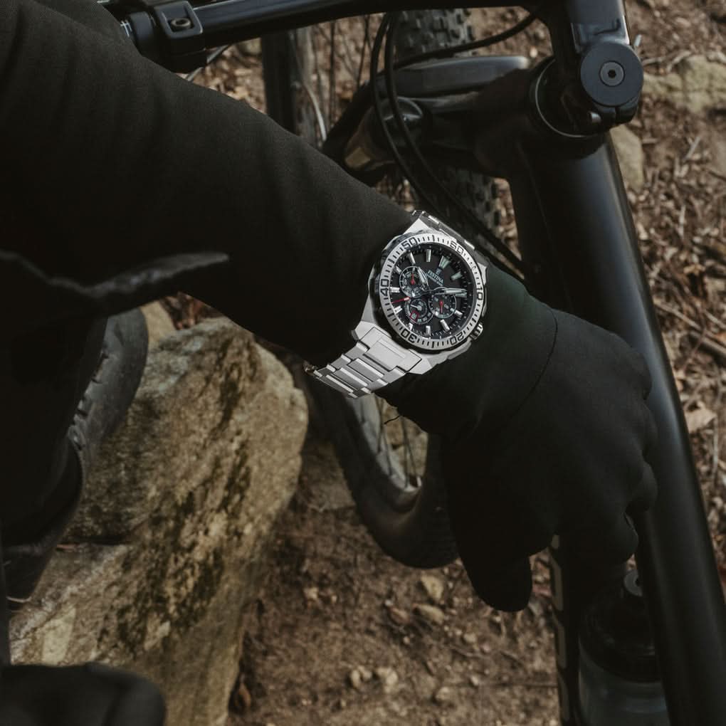 Męski zegarek Festina Chrono-Bike na nadgarstku: czarna tarcza, srebrna bransoleta