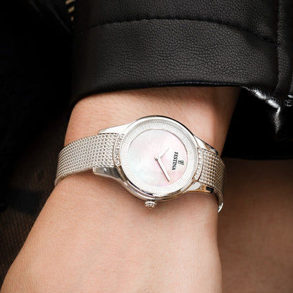 Zegarek damski na nadgarstku: srebrna bransoleta typu mesh, mieniąca się tarcza, logo FESTINA