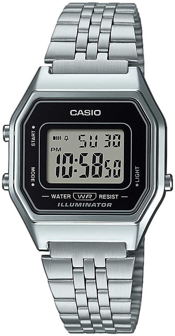 Zegarek cyfrowy Casio ze srebrną metalową bransoletą, ośmiokątną kopertą i wyświetlaczem cyfrowym