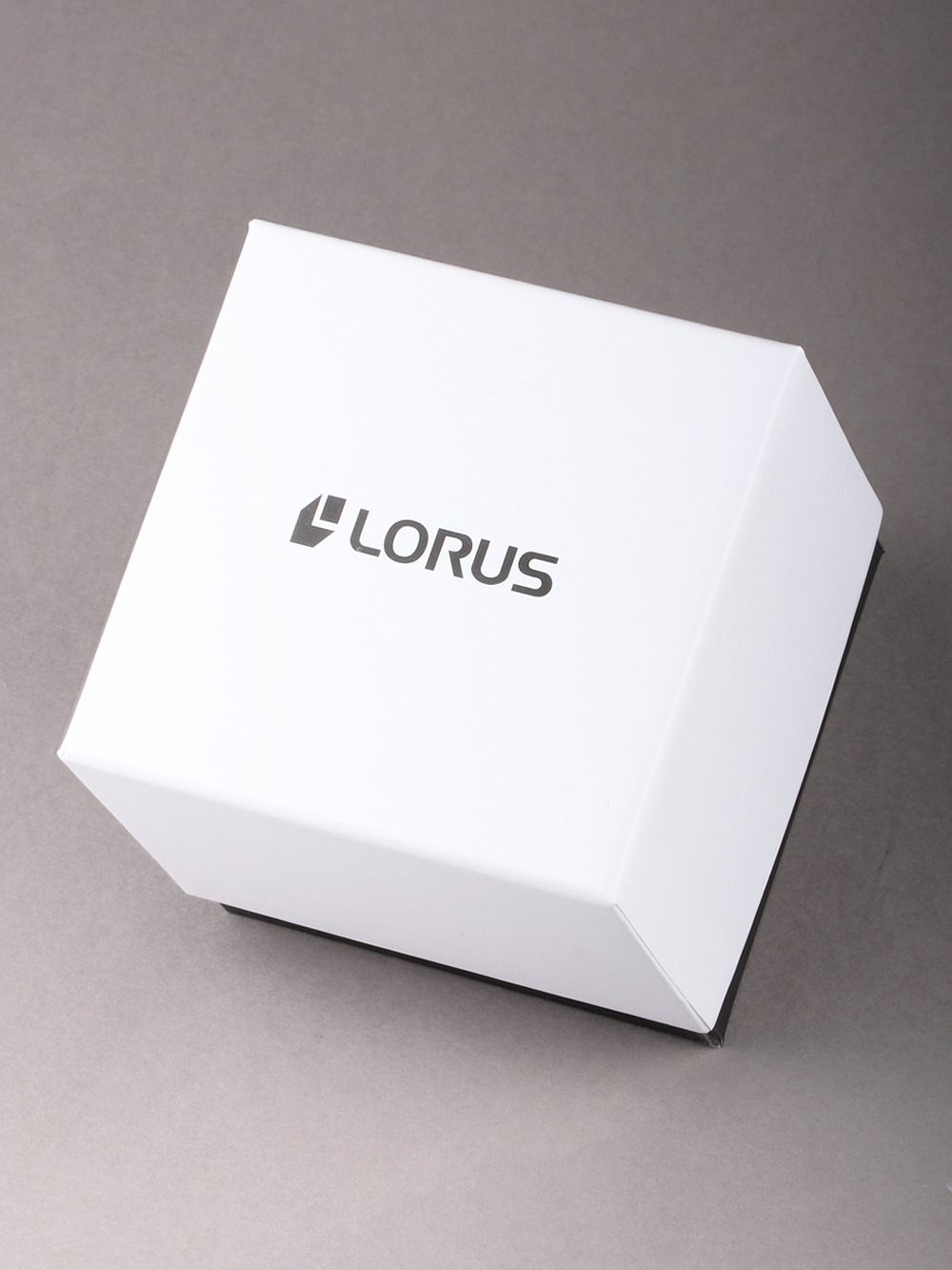 Pudełko na zegarek Lorus z logo na białym kartonie